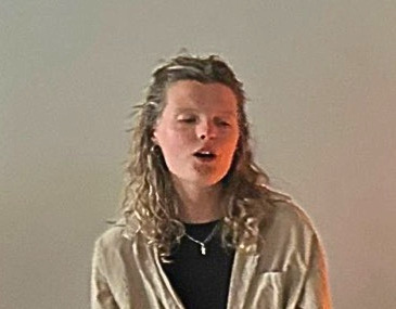 Aafje singing